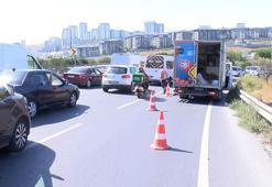 Başakşehir'de yola düşen mermerler trafik yoğunluğu oluşturdu; su tankerinin lastiği patladı