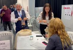 CHP'nin Olağanüstü İstanbul İl Kongresi'nde tek aday olan Çelik, 389 oyla il başkanı seçildi