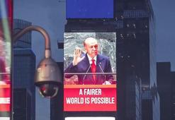 Cumhurbaşkanı Erdoğan’ın ‘Daha Adil Bir Dünya Mümkün’ sözü Times Meydanı'ndaki led ekranlarda
