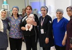 780 gram dünyaya gelen Elfin Maral bebeği, 3 kilo 490 gram olarak annesinin kucağına verdiler