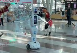 Robot, seymenlere dansıyla eşlik etti