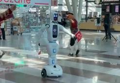 Robot, seymenlere dansıyla eşlik etti