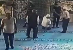 Namaz sonrası fenalaştığı o anlar kamerada