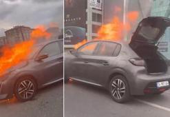 Üsküdar’da seyir halindeki otomobil alev alev yandı