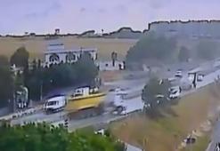 Büyükçekmece D-100 karayolunda hafriyat kamyonu devrildi; kaza kamerada