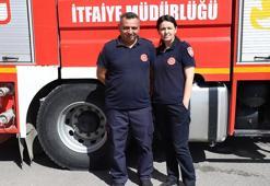 İtfaiyeci çift, alevlerle savaşıyor