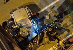 Otomobil, üst geçidin ayağına çarptı: 2 ölü