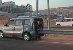 Otomobil ile çarpışan hafif ticari araç, bariyerlere saplandı; 1 yaralı