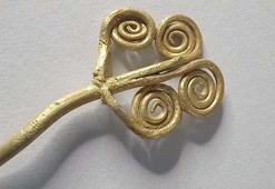 Troya'da 4 bin 500 yıllık altın broş gün yüzüne çıkarıldı