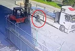 Bisikletiyle ilerlerken forkliftin çatalına çarpıp ağır yaralandı; kaza anı kamerada