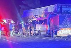 Tarım işçilerini taşıyan minibüs TIR'a çarptı; 3 ölü, 16 yaralı