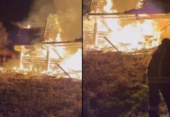 Kastamonu'da çıkan yangında 2 katlı ahşap ev kül oldu