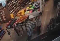 Markette otizmli çocuğa vurup düşürdü; o anlar kamerada