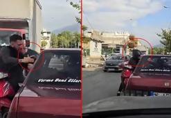 Trafikte kavga ettiği motosikletlinin kaskını aldı; o anlar kamerada