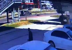 Hafif ticari araç, anne ve 2 çocuğuna çarptı; o anlar kamerada