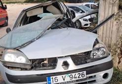 Bahçe duvarına çarpan otomobilde sıkışan sürücü ağır yaralandı