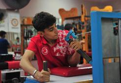 Özel tasarlanan spor aletleriyle antrenman yapıp, Avrupa ve dünya şampiyonu oluyorlar