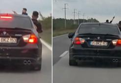 Düğün konvoyunda otomobillerden havaya ateş açtılar