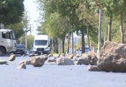 Tapulu arazilerinden geçen yolu taşlarla trafiğe kapattılar