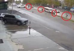 Kamyonetin çarptığı servis minibüsü yayaların üzerine savruldu; kaza kamerada