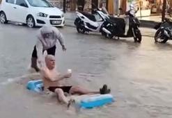 Fethiye’de sağanak yabancı bir turistin eğlencesi oldu