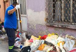 Kötü koku ihbarıyla gidilen evden 2 kamyonet çöp çıktı