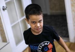 Hastalığına teşhis konulamayan Mert'in yürüyebilmesi için tedaviye başlandı