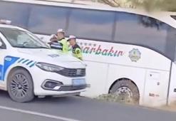 Otobüsle çarpışan otomobildeki aynı aileden 4 kişi öldü