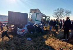 TIR, otomobile çarptı; üniversite öğrencisi hayatını kaybetti