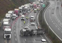 Beykoz Kuzey Marmara Otoyolu'nda TIR devrildi