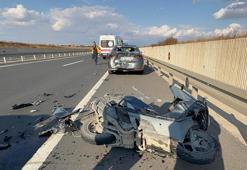 Emniyet şeridindeki otomobile çarpan motosikletin sürücüsü yaralandı