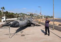 Mersin’de sahilde sergilenen savaş uçağı kaldırıldı