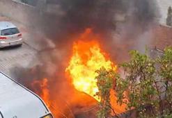 Bursa’da park halindeki 3 araç çıkan yangında zarar gördü