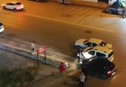 Otomobilinin camına taş atılan sürücünün bir kişiyi ezdiği anlar kamerada