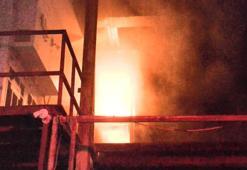 Başakşehir'de plastik malzeme deposu alev alev yandı