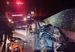 Otomobil, bariyerlere çarptı; baba ile 3 çocuğu yaralandı