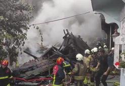 Beşiktaş'ta 3 katlı ahşap binada çıkan yangın 4 binaya sıçradı, 1 bina çöktü