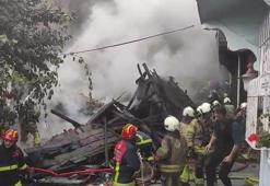 Beşiktaş'ta 3 katlı ahşap binada yangın