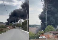 Arnavutköy'de plastik ayakkabı malzemeleri üretilen depoda çıkan yangın söndürüldü