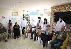 Huzurevini ziyaret edip, yaşlılarla egzersiz yaptılar