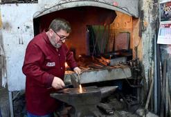 'Ahi esnaf beratı' alan Ahmet Yavuz, 45 yıldır demir dövüyor