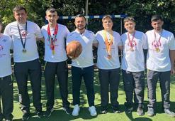 İzmir'in engelli basketbolcuları, tüm maçlarını kazanıp Türkiye şampiyonu oldu