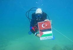 Su altında işaret diliyle Gazze eylemi