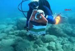 Su altında işaret diliyle Gazze eylemi