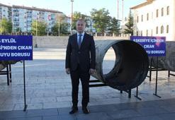 Sivas'ta belediye 'çürümüş boruları' meydanda sergiledi