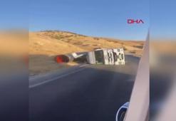 Siirt'te TIR'ın devrildiği kaza araç kamerasında