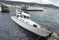 Bodrum'da kuvvetli rüzgar; tekne karaya vurdu