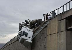 TIR'ın viyadükte devrildiği kaza kamerada