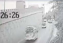 TIR'ın viyadükte devrildiği kaza kamerada