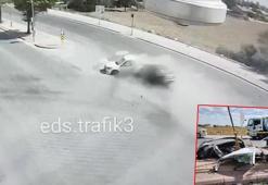 Kırmızı ışıkta duran otomobil, aracın çarpması ile ikiye bölündü; kaza kamerada